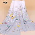 Detailweergave van een lichte chiffon sjaal met een elegante kleurrijke vlinderprint - 150x50cm / Grijs