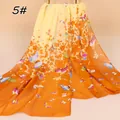 Detailweergave van chiffon sjaal met vlinderprint en oranje kleurverloop effect - 150x50cm / Gembergeel