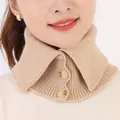 Primer plano de un elegante calentador de cuello de punto beige con botones para mujer - Caqui