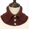 Detalle de un cuello falso de punto burdeos con tres botones decorativos para mujer - Café