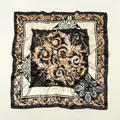Elegante foulard quadrato in raso di seta con stampa barocca romana nera e oro, vista dettaglio. - 90x90cm / Nero