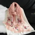Lichtroze organza sjaal met elegant geborduurd bloemmotief - 190x70cm / Roze