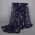 Gedetailleerde weergave van marineblauwe chiffon sjaal met witte muzieknotenprint - Modieuze Muzieknoot Print / 10 Stuks/Verpakking / Marineblauw Muzieknoot Print (XQ110-4)