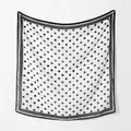 Elegante witte vierkante sjaal van Bali-gaas met klassieke zwarte stippen voor dames - 110*110cm / Wit (Stippen)