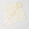 Elegant off-white lace triangle scarf with floral embroidery and integrated headband. - 55x60cm / Cream