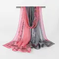 Elegante roze en grijze gebloemde chiffon sjaal voor dames modieus zonnebrand accessoire - 160x50cm / Rood en Grijs (QQ017-4)