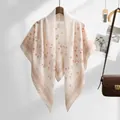 Elegante lichtgewicht vierkante sjaal van Bali-garen met warme oranje bloemenprints - 110*110cm / Beige Floral (SM007-1#)