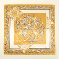 Dettaglio di un elegante foulard quadrato in raso di seta con motivo barocco - 90x90cm / 3# Giallo