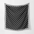 Leichter quadratischer Schal aus Bali-Garn mit schwarz-weißem Polka-Dot-Muster für Damen - 110*110cm / Schwarz (Punktmuster)