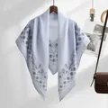Elegante lichtblauwe bedrukte Bali garen vierkante sjaal voor een modieuze lente hoofddoek - 110*110cm / Grijsblauw Floral (SM007-4#)