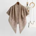 Élégant foulard carré en fil de Bali à imprimé floral avec bords festonnés délicats - Chameau