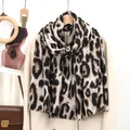 Elegante bufanda de leopardo en suave imitación de cachemira para el invierno. - Estampado de Leopardo Caqui Clásico