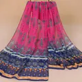 Levendige fuchsia chiffon sjaal met etnisch Indiaas patroon voor zomerse zonbescherming - Bedrukte Stijl in Indiase Stijl (XQ289-#5) / 150cm x 50cm / Rozerood