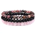 Vista detallada de tres pulseras de piedras naturales apiladas con cuarzo rosa. - Juego de Cuarzo Rosa Brillante Línea Negra (3 Pzs) / Diámetro de la cuenta 6mm / Cordón Negro Rosa