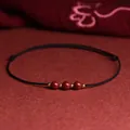 Bracelet en cordon noir minimaliste avec trois perles de cinabre rouge et or. - Bracelet de Cheville Noir