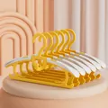 Rutschfeste Kinderkleiderbügel in Gelb und Weiß, ideal für Babykleidung geeignet. - Verbesserte Breite Schulter Nahtlos / Weiß-Gelb