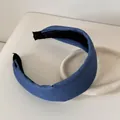 Vista dettagliata di un cerchietto largo in denim blu con fodera interna nera - Cerchietto / 6cm / Azzurro
