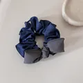 Dettaglio della trama in denim e del fiocco grigio di questo elastico per capelli - Scrunchie con Fiocco / Grigio