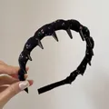 Dettaglio di un cerchietto vintage in tessuto floreale con punte nere antiscivolo - Stile Pettine / Floreale Rosa Nero