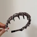 Dettaglio ravvicinato della trama in tessuto floreale sulla fascia con denti - Stile Pettine / Floreale Caffè Chiaro