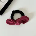 Detailopname van een bordeauxrode haarelastiek met stippen en konijnenoren strik op wit. - Strik Haarelastiekje / Rood met Stippen