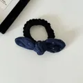 Gedetailleerd overzicht van een donkerblauwe gestippelde haarelastiek met zachte stof - Strik Haarelastiekje / Blauw Stippen