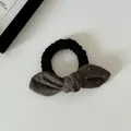 Detailopname van een stijlvolle scrunchie met stippen en een zachte herfsttextuur - Strik Haarelastiekje / Groene Stippen