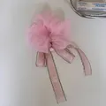 Elegante elastico per capelli in organza rosa con perla e nastro in macro vista - Scrunchie con Fiocco / Stile a rete / Rosa