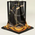 Foulard carré élégant de 90 cm en imitation soie avec imprimé chaîne dorée et fini satiné - 90x90cm / Noir