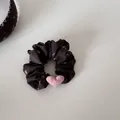 Κοντινό πλάνο λουλουδάτου scrunchie με ροζ βελούδινο αξεσουάρ σε σχήμα καρδιάς - 2# Καφέ Ανθικό - Λαστιχάκι Ροζ Καρδιά