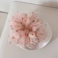 Detailaufnahme eines großen rosa Netz-Haargummis mit bunten Punkten auf einem Tablett - Übergroß Hoch Elastisch (FQ2786) / Hellrosa Polka Dot Netz Haargummi