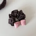 Λεπτομερές κοντινό πλάνο vintage καφέ floral scrunchie με απαλό ροζ φιόγκο μαλλιών - 3# Καφέ Ανθικό - Λαστιχάκι Ροζ Φιόγκος