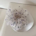 Nahaufnahme eines übergroßen weißen Mesh-Scrunchies mit blauen Punkten auf einem Teller - Übergroß Hoch Elastisch (FQ2786) / Beige Polka Dot Netz Haargummi