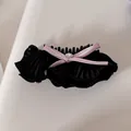 Detailansicht einer schwarzen Haarklammer mit rosa Schleife und funkelndem Strass - Bananenspange / Schwarz Plissierte Schleife Bananen-Clip