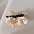 Eleganter plissierter Bananen-Haarclip in Creme mit Schleife und Strass-Detail - Bananenspange / Beige Plissierte Schleife Bananen-Clip
