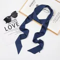 Vue détaillée d'une écharpe étroite en soie de mûrier bleu marine sur des accessoires mode - 3# Bleu Marine / 200-5cm