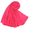 Vista dettagliata di un morbido foulard rosa in jersey di cotone mercerizzato e trama - 180-80cm / Rosso rosa
