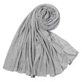 Primo piano di un foulard grigio in cotone mercerizzato che mostra il drappeggio del tessuto. - 180-80cm / grigio-argento