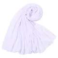 Primo piano dettagliato di un hijab in jersey di cotone lavanda con drappeggio elegante - 180-80cm / Bianco
