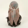 Vista dettagliata di un foulard in pizzo da 80 cm con ricami di rose rosse eleganti - 80*80cm / Beige Macchiato
