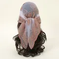 Dettaglio di un foulard trasparente lavanda ricamato con rose su una testa di manichino - 80*80cm / Bianco