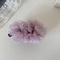 Vista detallada de la flor de malla plisada en una pinza para el pelo rosa suave - Clip de Plátano con Volantes / Rosa