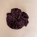 Gedetailleerd overzicht van bruine scrunchie met vintage lichtblauw stippenpatroon - Koffie Stippen Scrunchie