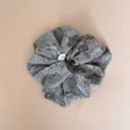 Gedetailleerde macro-opname van een oversized lichtblauwe scrunchie met paisley patroon - Blauw Koffie Getextureerde Scrunchie