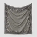Vue détaillée de haute qualité d'une écharpe en mousseline grise à bordure paisley - 110*110CM / Gris