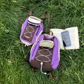 Lila und brauner Outdoor-Wanderrucksack mit Kordelzug-Detail auf natürlichem grünem Gras. - L / Lila