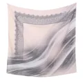Elegante pañuelo cuadrado rosa claro con borde de encaje gris y motivo ondulado. - 110*110cm / Modelo de Patrón de Olas Rosa y Gris con Borde de Encaje (87#)