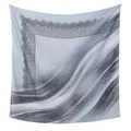 Elegante pañuelo cuadrado de poliéster grande con patrón gris y borde de encaje - 110*110cm / Modelo de Patrón Fluido Gris y Blanco con Borde de Encaje (85#)
