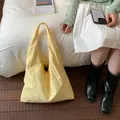 Gelbe Nylon-Tragetasche mit Blumenstickerei und großem Fassungsvermögen - Einheitsgröße / Gelb