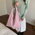 Elegante rosa Nylon-Hobo-Tasche mit zarten gestickten Blumenmustern für moderne Damen - Einheitsgröße / Rosa